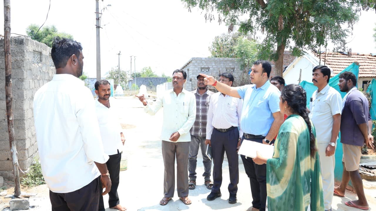 ఇందిరమ్మ ఇళ్ల నిర్మాణ పనుల పరిశీలన  జిల్లా కలెక్టర్ సందీప్ కుమార్ ఝా